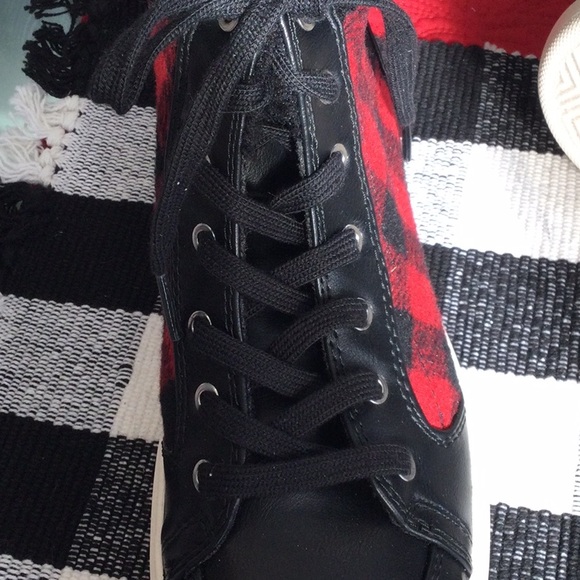 Marc Fisher NWOT womans 8.5 black/red short boots - Picture 6 of 9